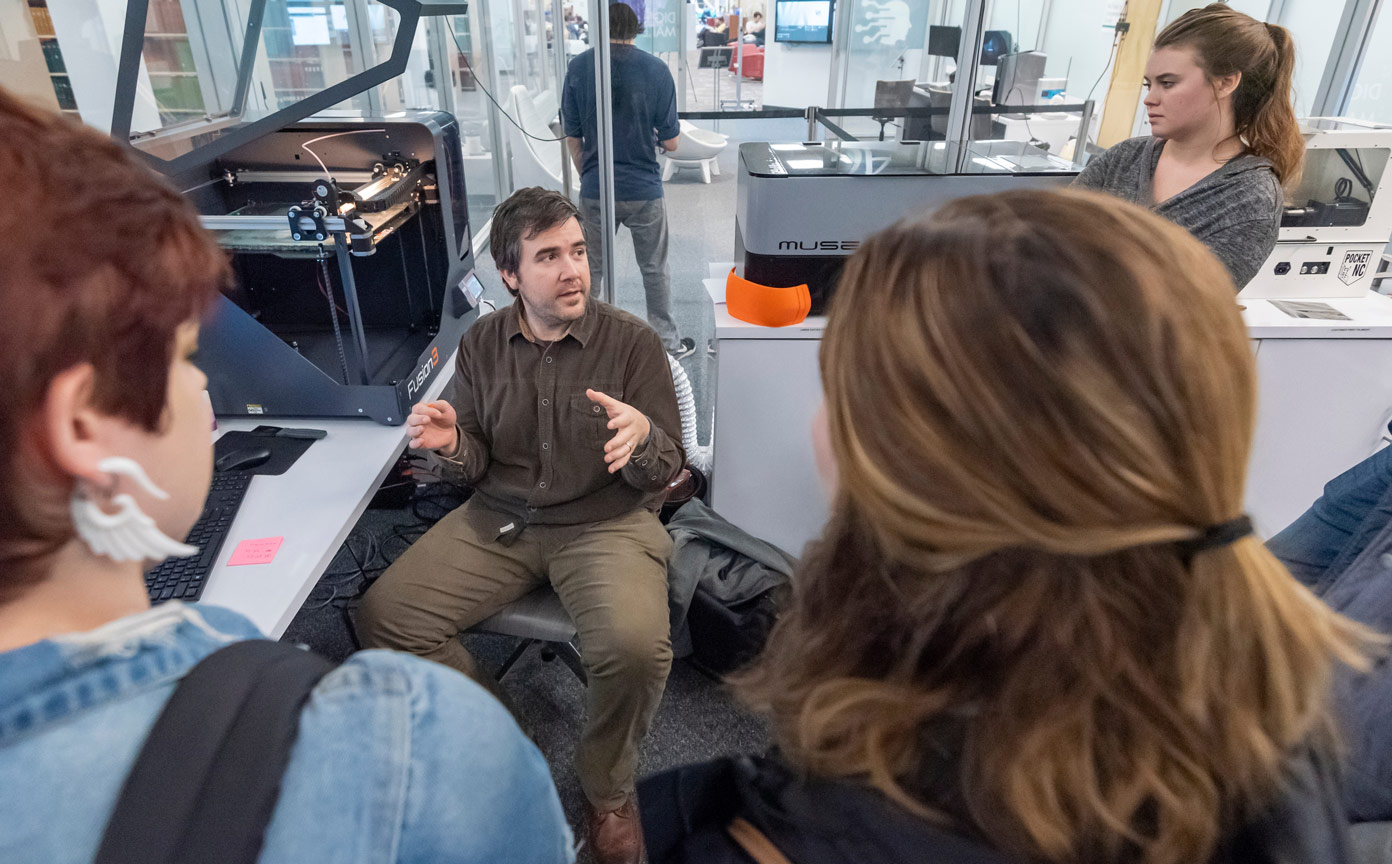 students in UNCW Library learn how to use a 3-d printer.