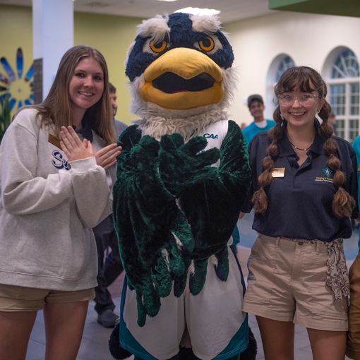 sammy with 2 students during move in