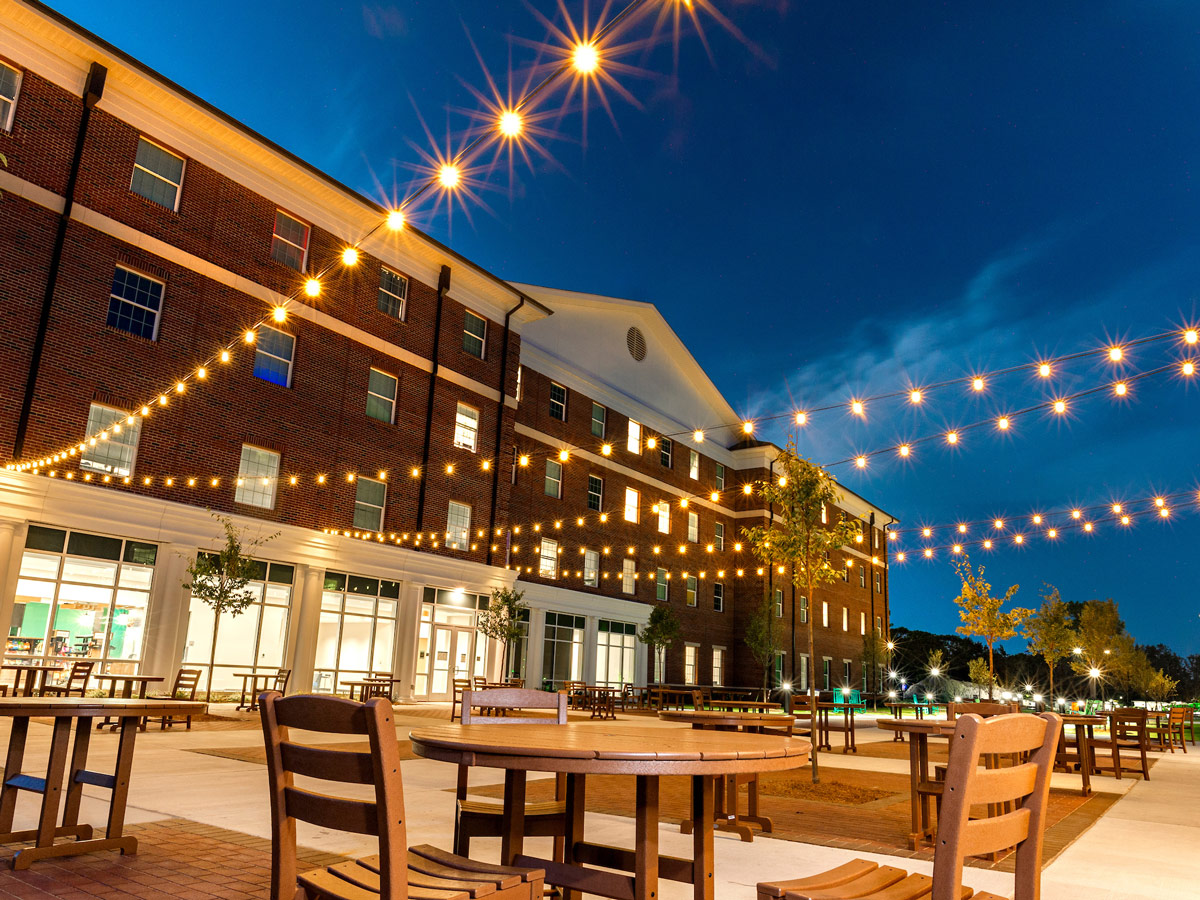Seahawk quad connecting sandpiper and pelican residence hall with a market