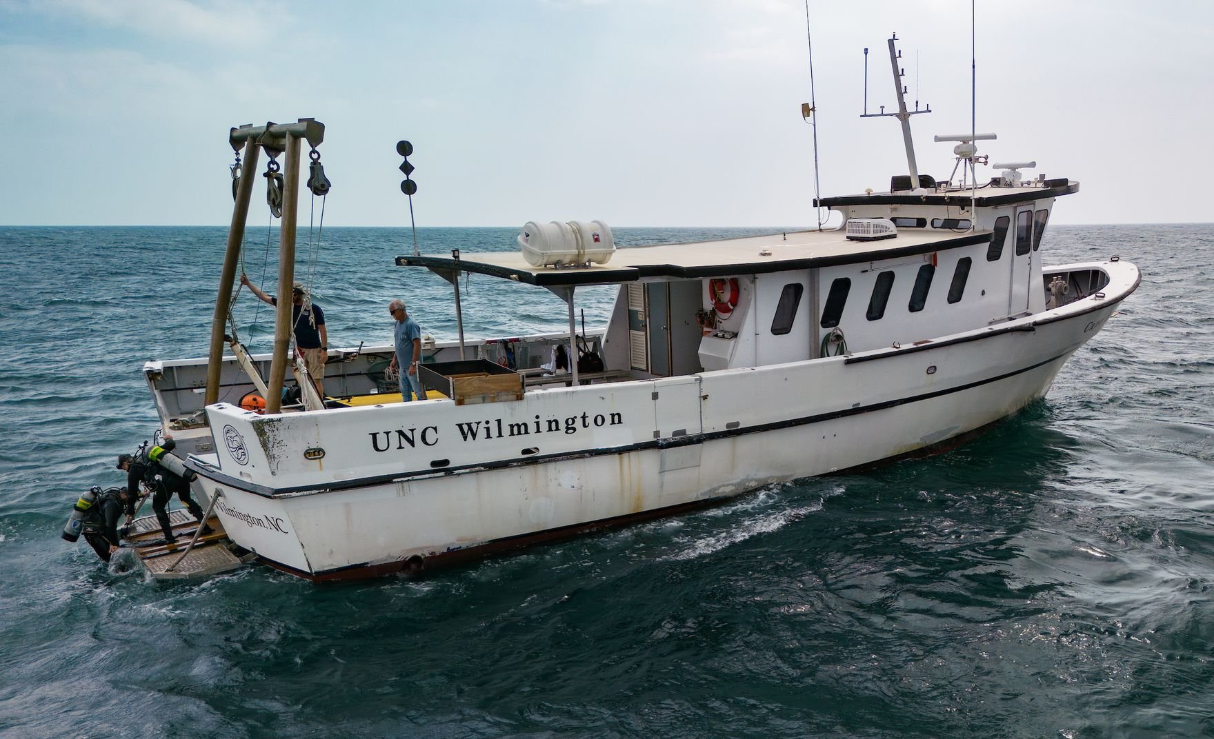 Scuba divers getting on the UNC Wilmington boat
