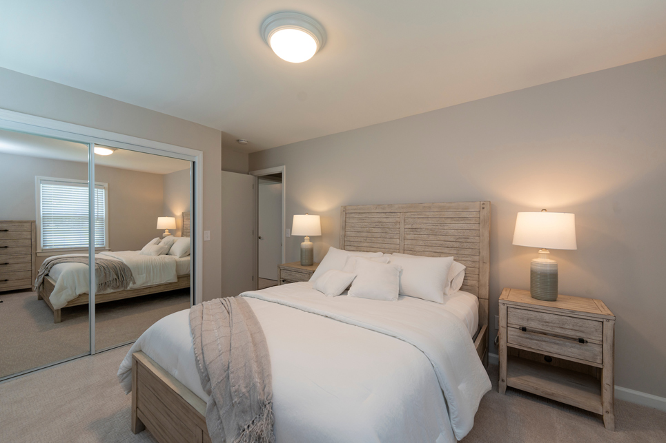 Bedroom 2, Queen bed