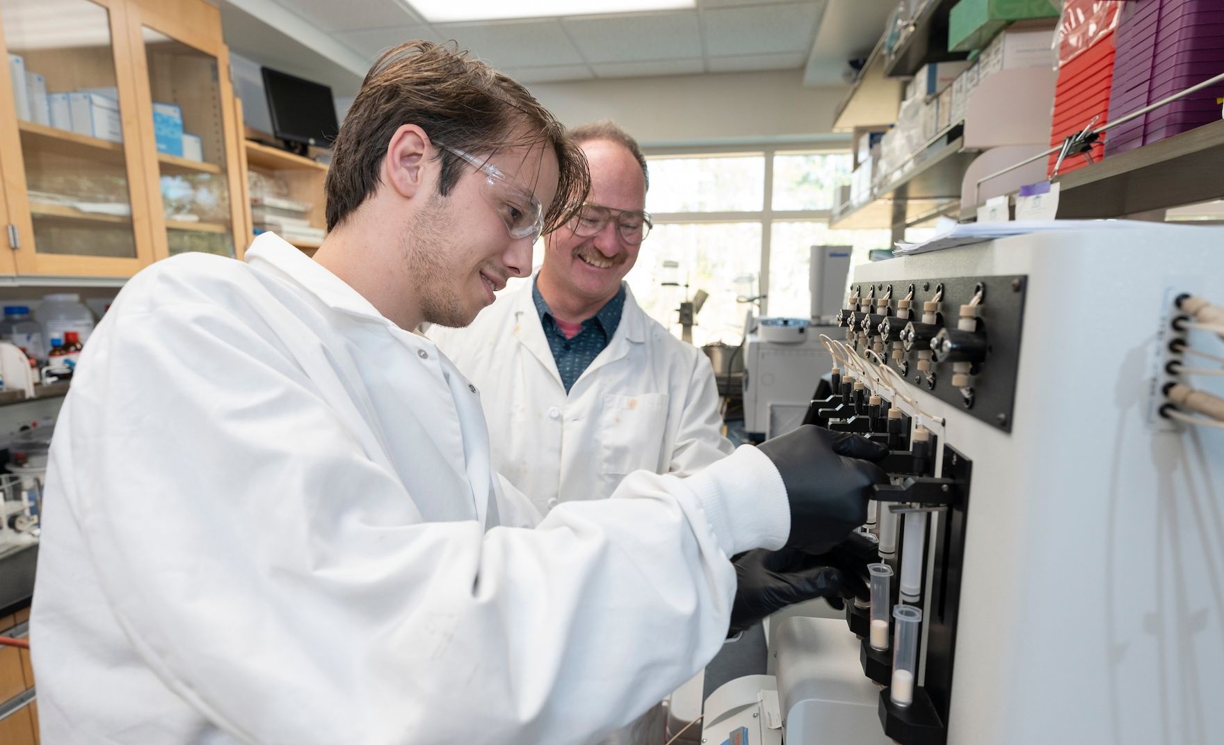 2 scientists researching in lab